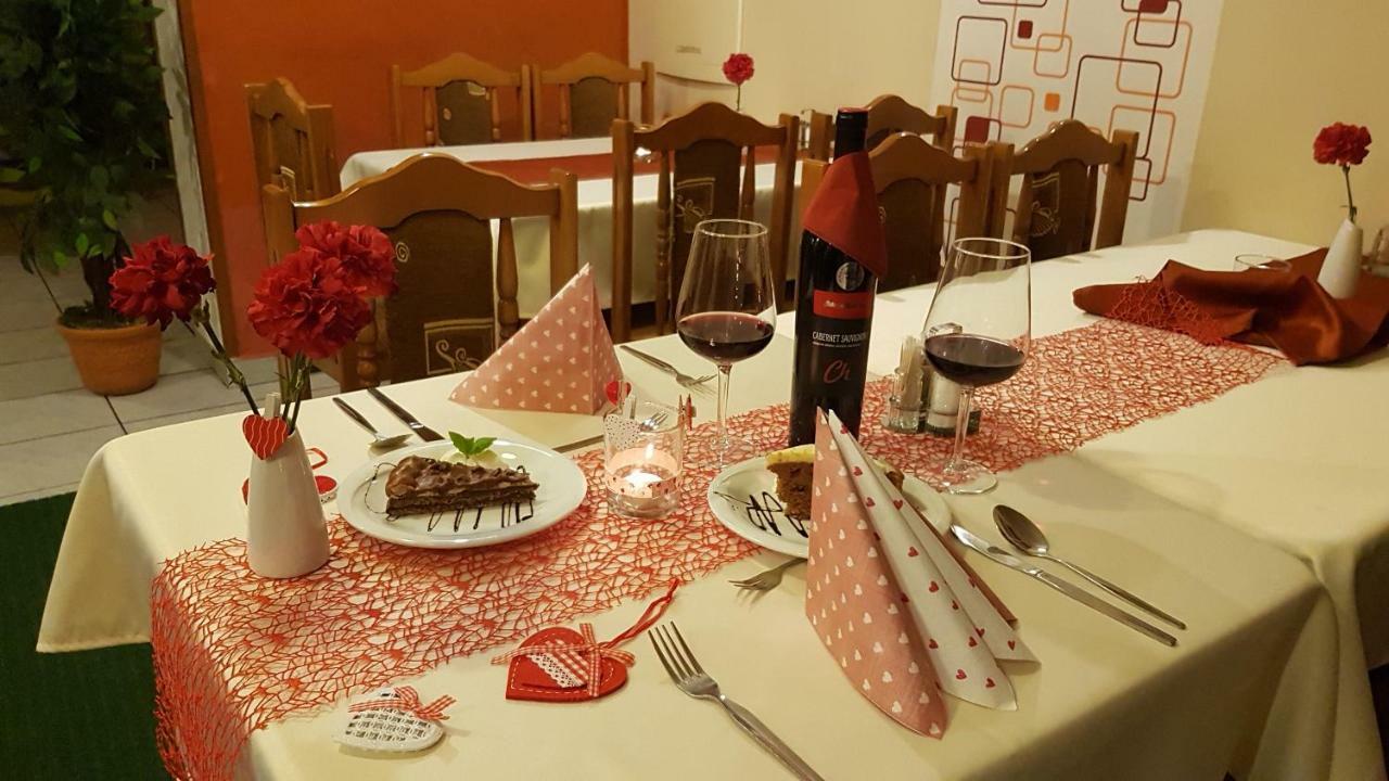ホテル Pizzeria Alzbetka Strecno エクステリア 写真